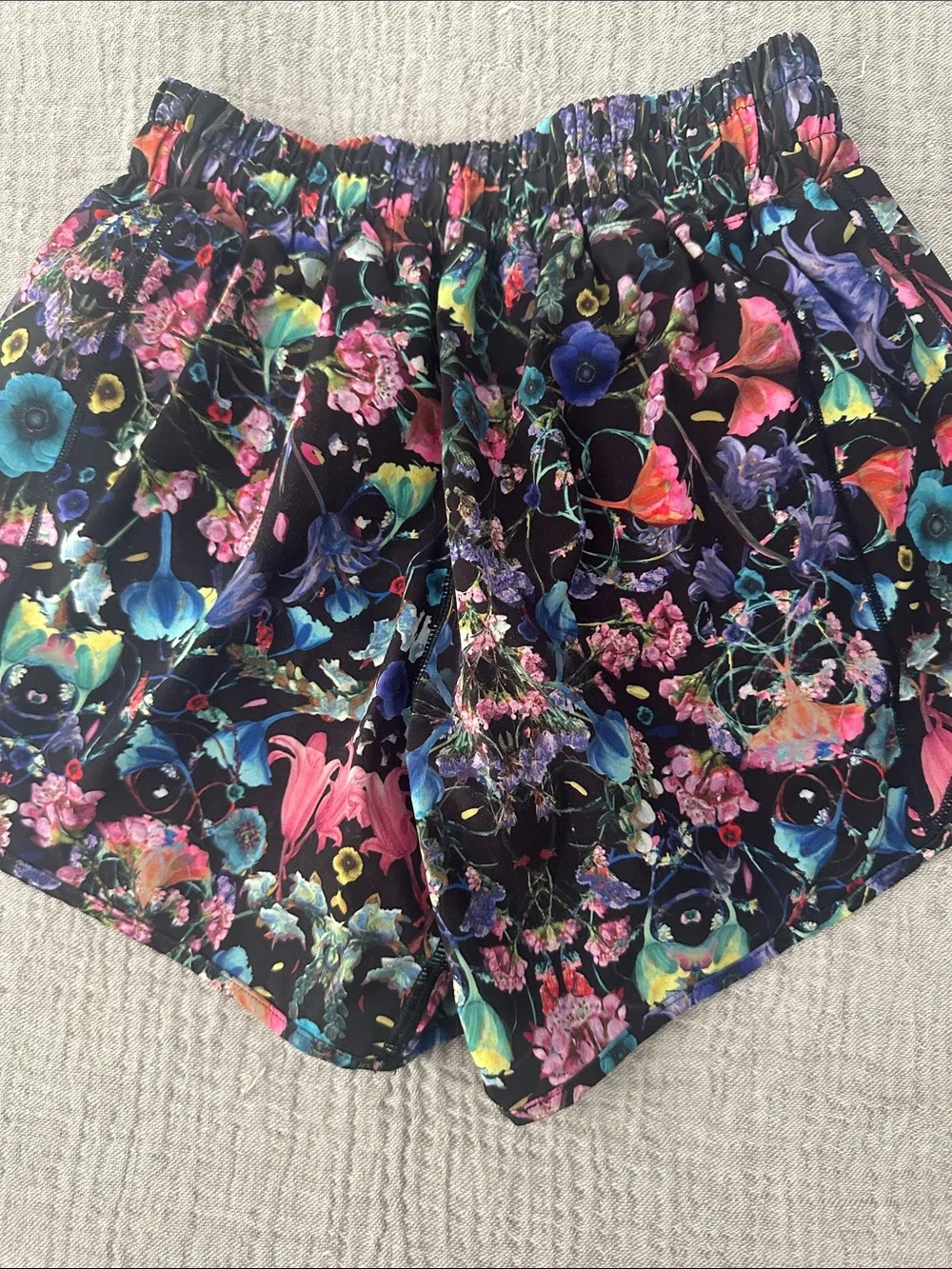 Lululemon Lulu hotty hot black shorts size 00